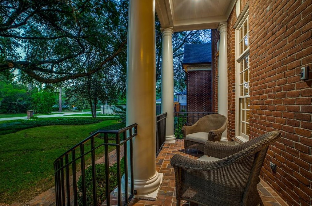 9301 Sandringham Dr, Houston TX  77024-5819 exterior