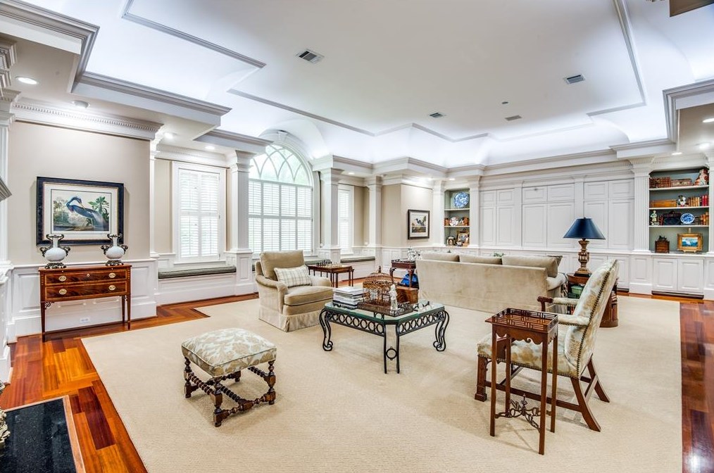 9301 Sandringham Dr, Houston TX  77024-5819 exterior