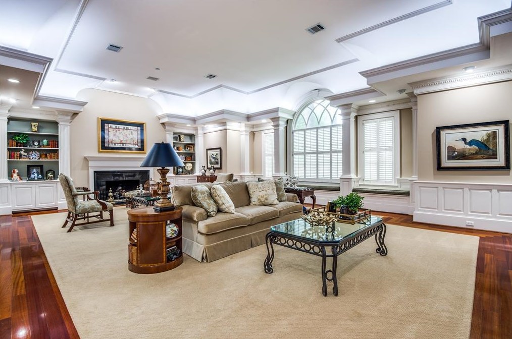 9301 Sandringham Dr, Houston TX  77024-5819 exterior