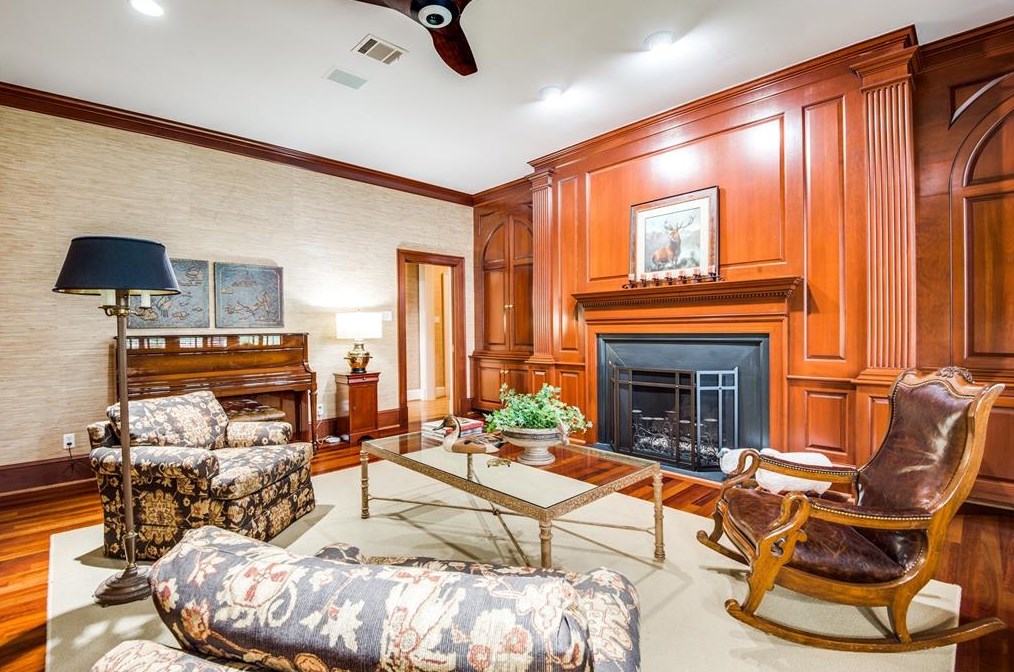 9301 Sandringham Dr, Houston TX  77024-5819 exterior