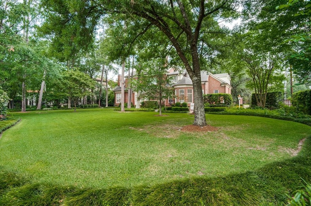 9301 Sandringham Dr, Houston TX  77024-5819 exterior