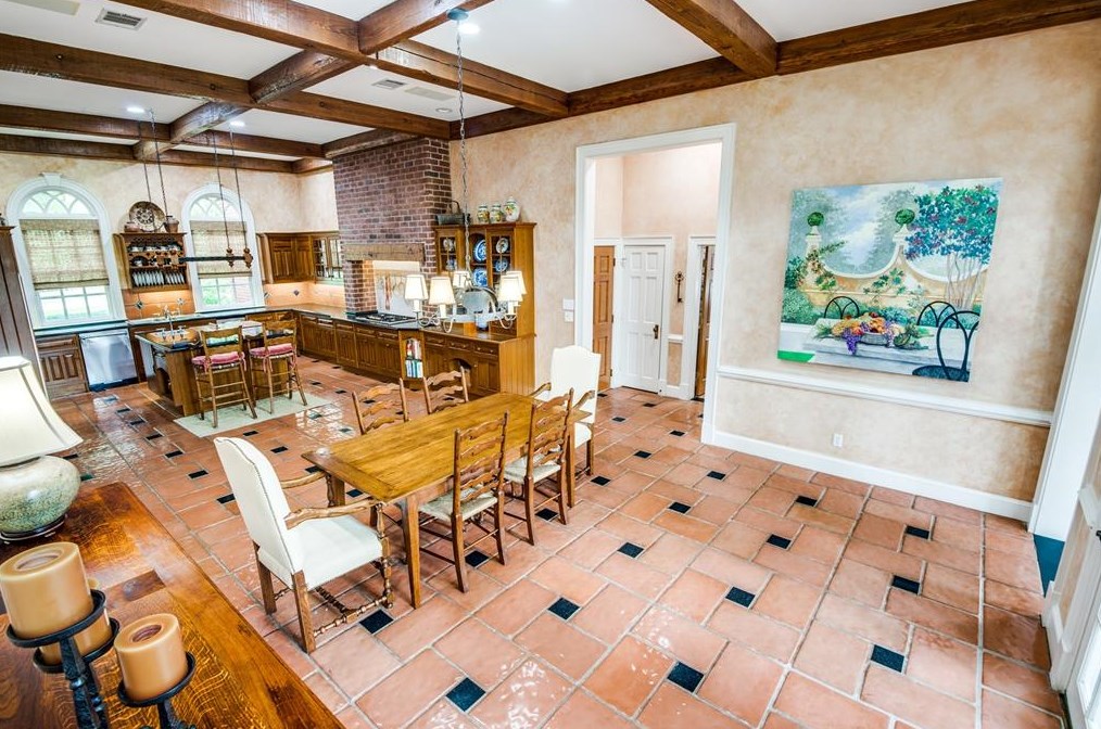 9301 Sandringham Dr, Houston TX  77024-5819 exterior