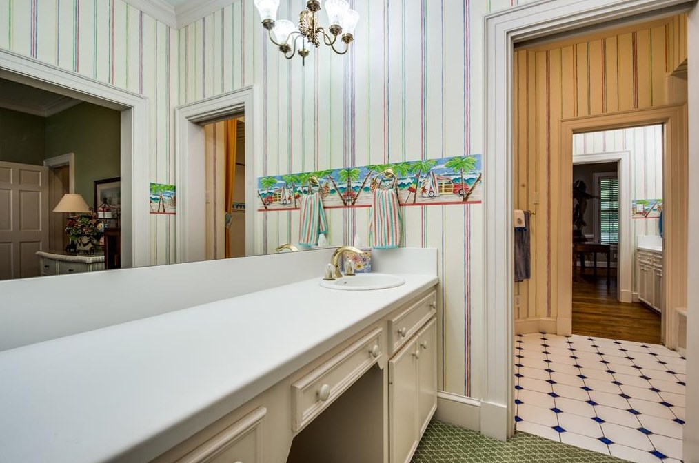 9301 Sandringham Dr, Houston TX  77024-5819 exterior