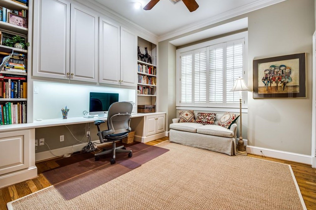 9301 Sandringham Dr, Houston TX  77024-5819 exterior