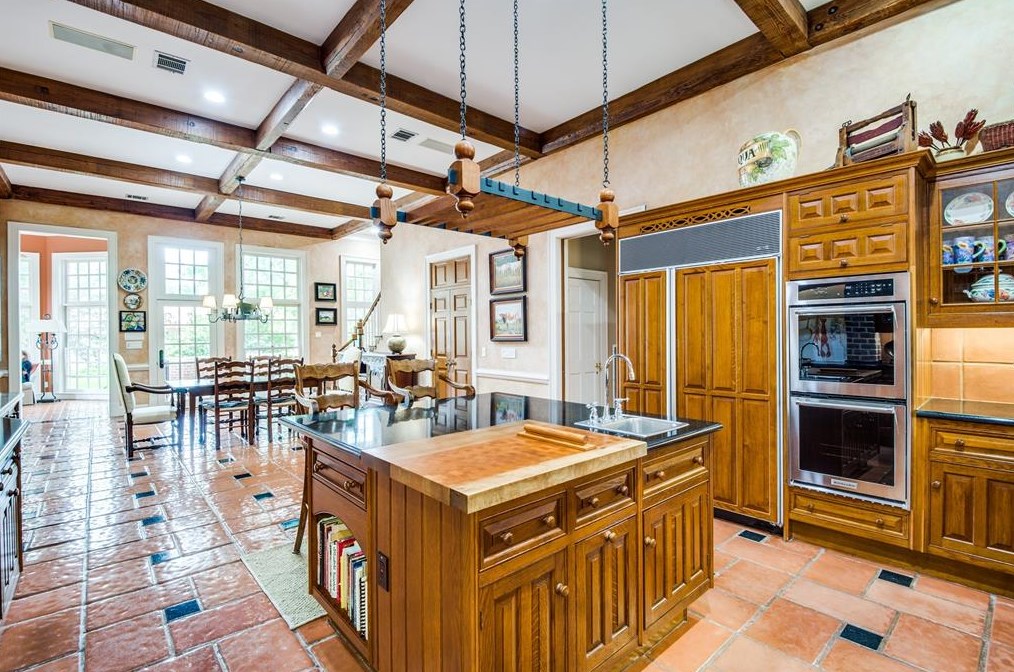 9301 Sandringham Dr, Houston TX  77024-5819 exterior