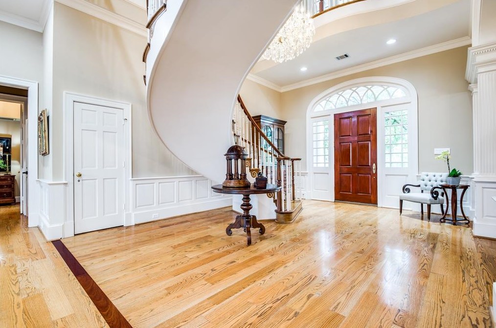 9301 Sandringham Dr, Houston TX  77024-5819 exterior