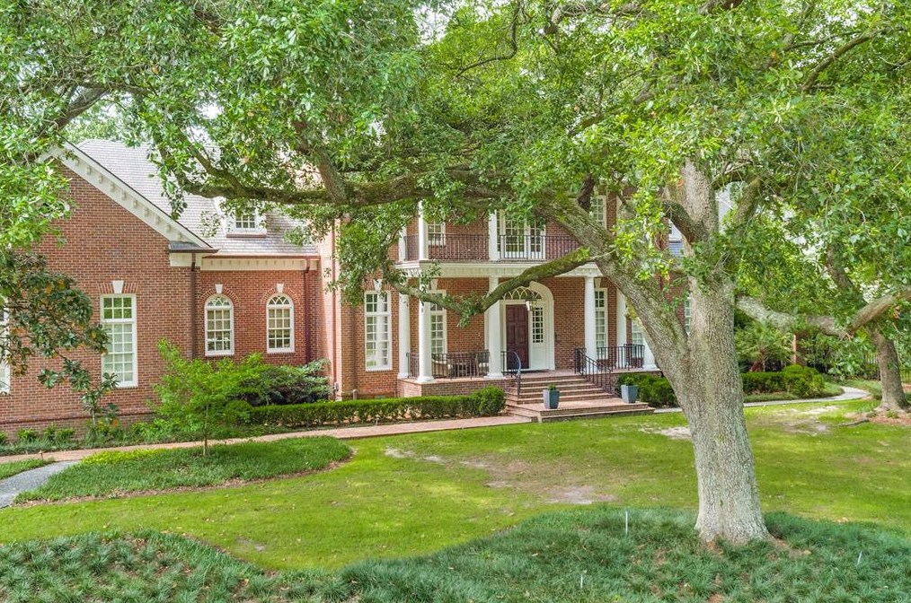 9301 Sandringham Dr, Houston TX  77024-5731 exterior