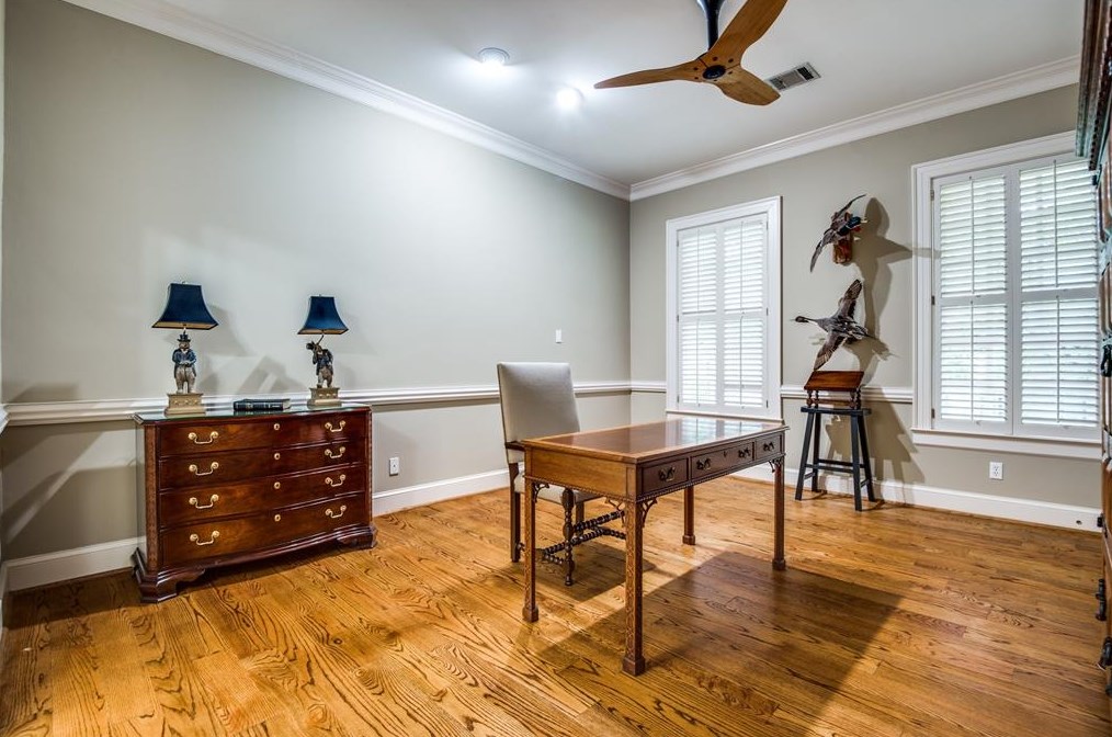 9301 Sandringham Dr, Houston TX  77024-5819 exterior