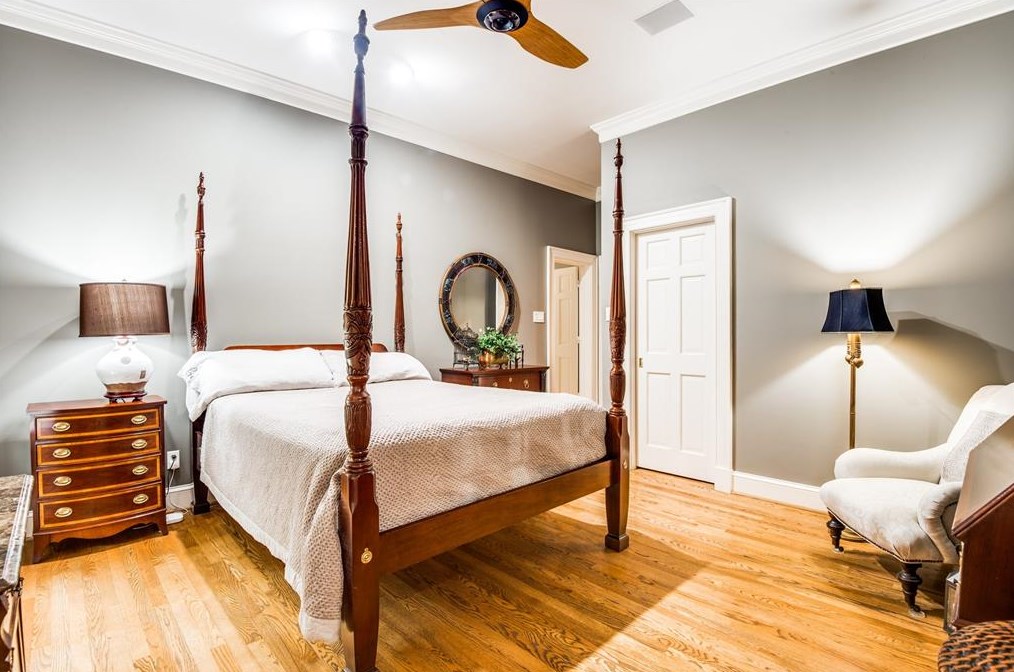 9301 Sandringham Dr, Houston TX  77024-5819 exterior