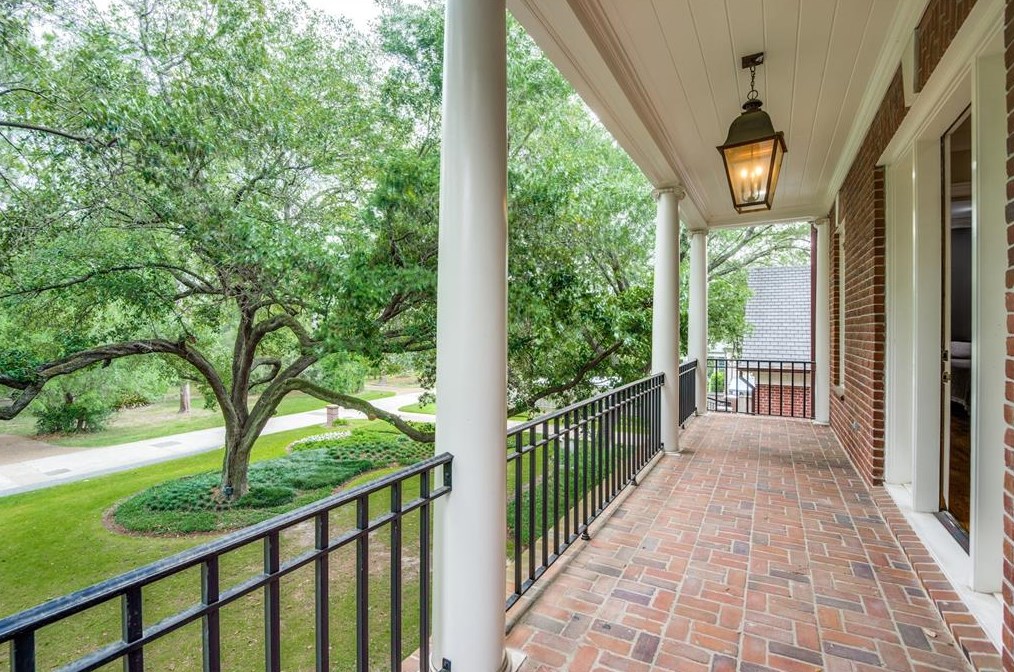 9301 Sandringham Dr, Houston TX  77024-5819 exterior