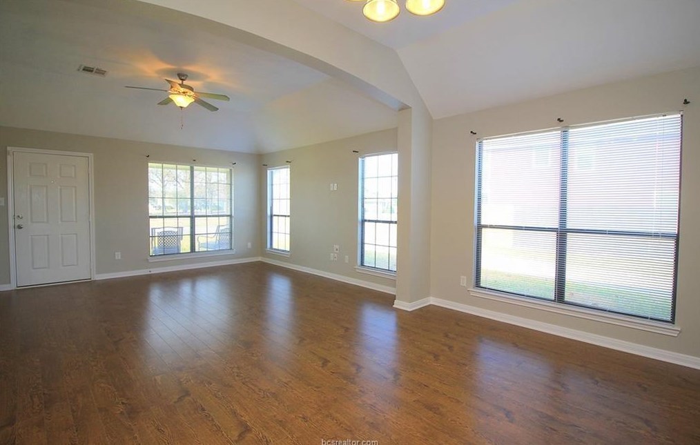 2010 Turning Leaf Dr, Bryan TX  77807-5117 exterior