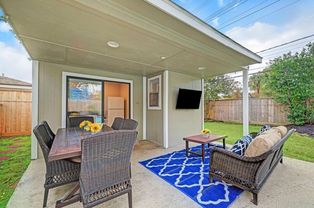 6235 Cindy Ln, Houston TX  77008-5109 exterior