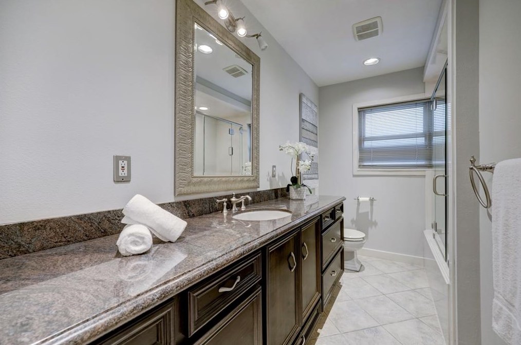 6235 Cindy Ln, Houston TX  77008-5109 exterior