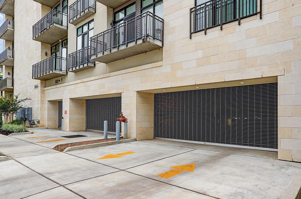 4820 Caroline St, Houston TX  77004-5608 exterior