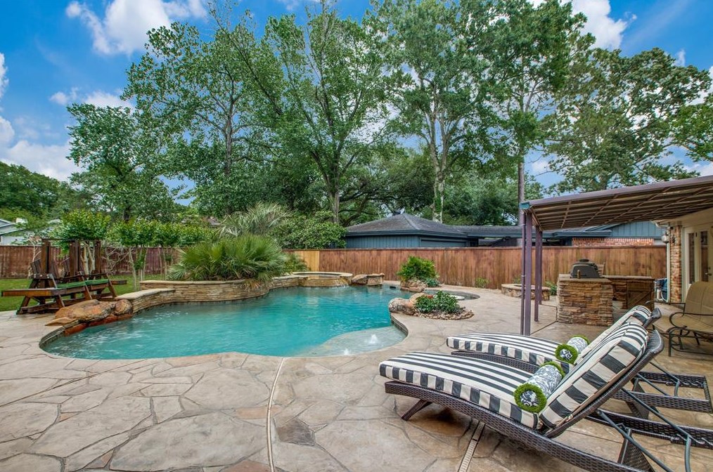 18531 Point Lookout Dr, Houston TX  77058-4026 exterior