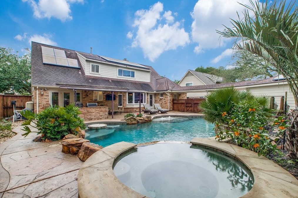 18531 Pt Lookout Dr, Houston TX  77058-4026 exterior