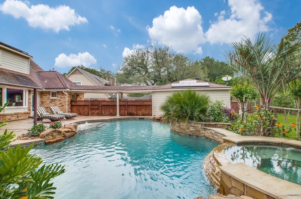 18531 Pt Lookout Dr, Houston TX  77058-4026 exterior