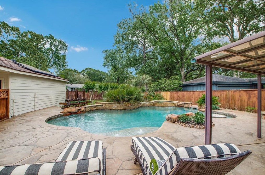 18531 Pt Lookout Dr, Houston TX  77058-4026 exterior
