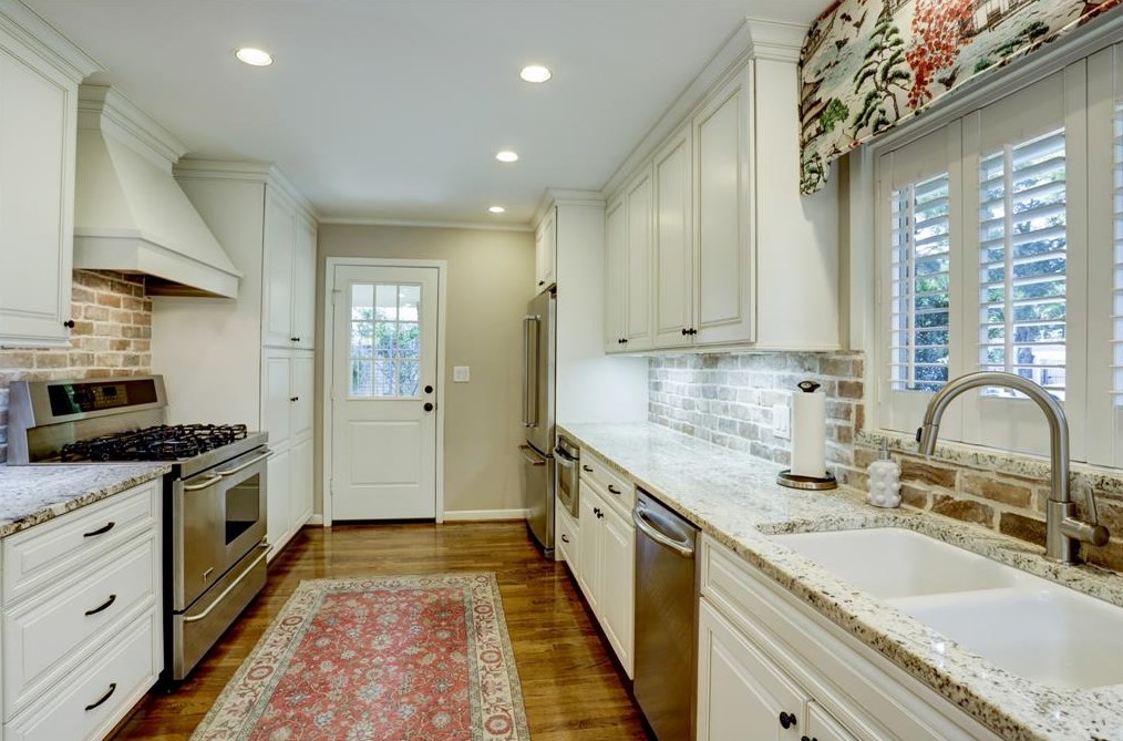 6231 Wickersham Ln, Houston TX  77056-4031 exterior