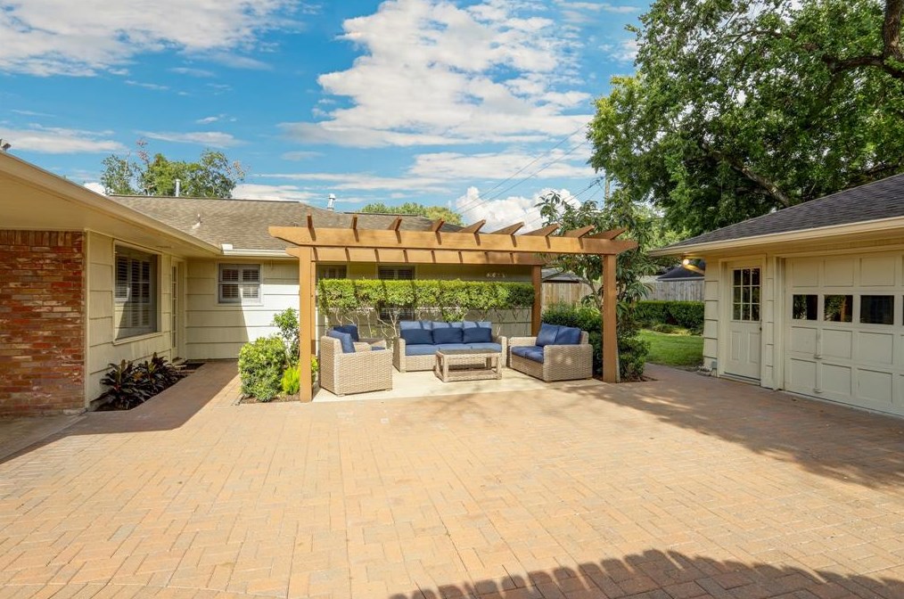 6231 Wickersham Ln, Houston TX  77056-4031 exterior