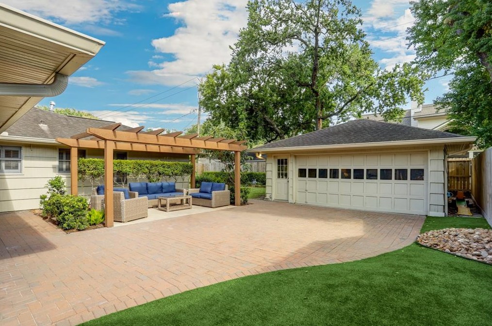 6231 Wickersham Ln, Houston TX  77056-4031 exterior