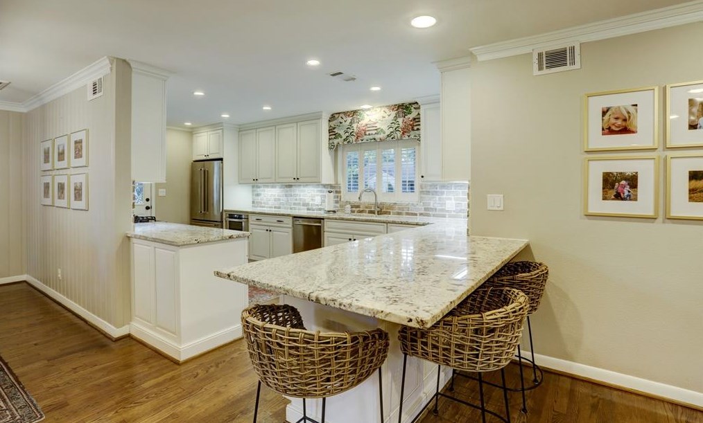 6231 Wickersham Ln, Houston TX  77056-4031 exterior