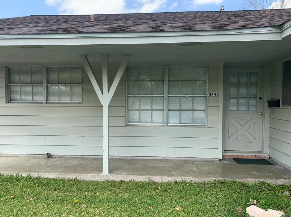 4742 Redstart St, Houston TX  77035-4908 exterior
