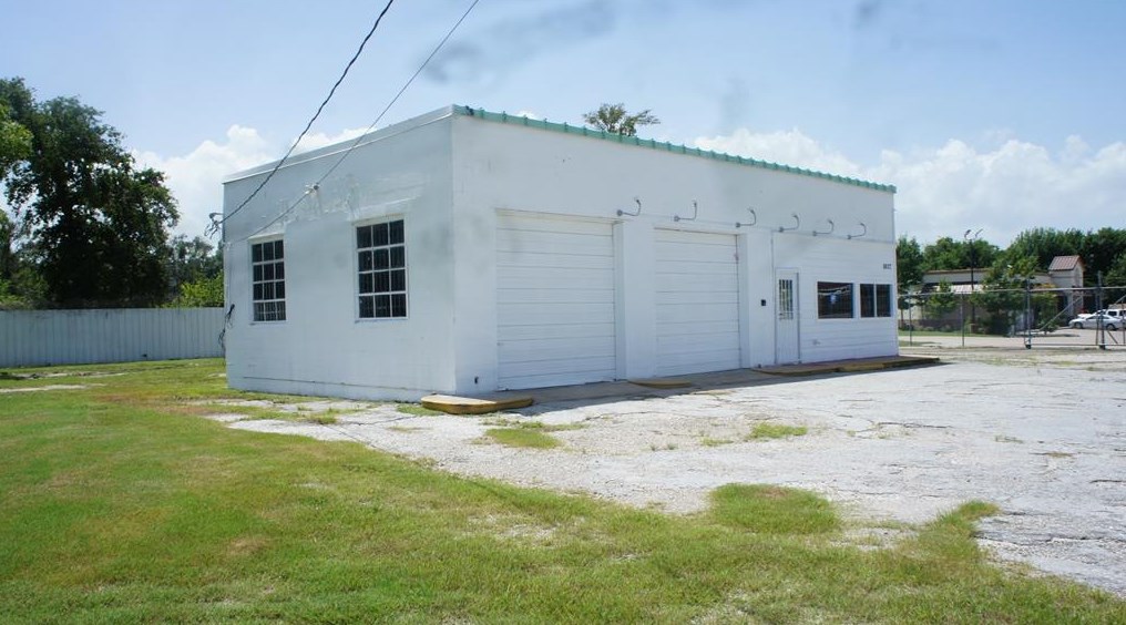 6927 Decker Dr, Baytown TX  77520-1257 exterior