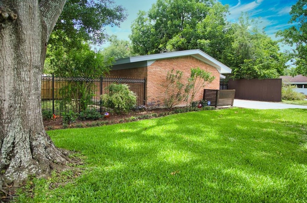 5507 Willowbend Blvd, Houston TX  77096-5041 exterior