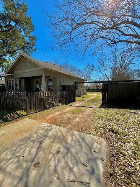 211 Phillips St, Conroe TX  77301-2815 exterior