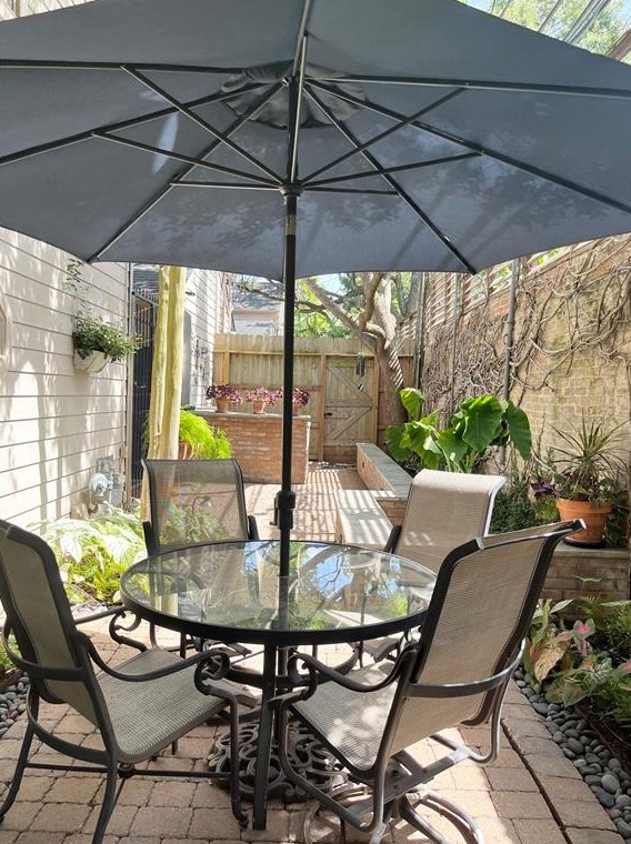 3330 Las Palmas St, Houston TX  77027-6352 exterior