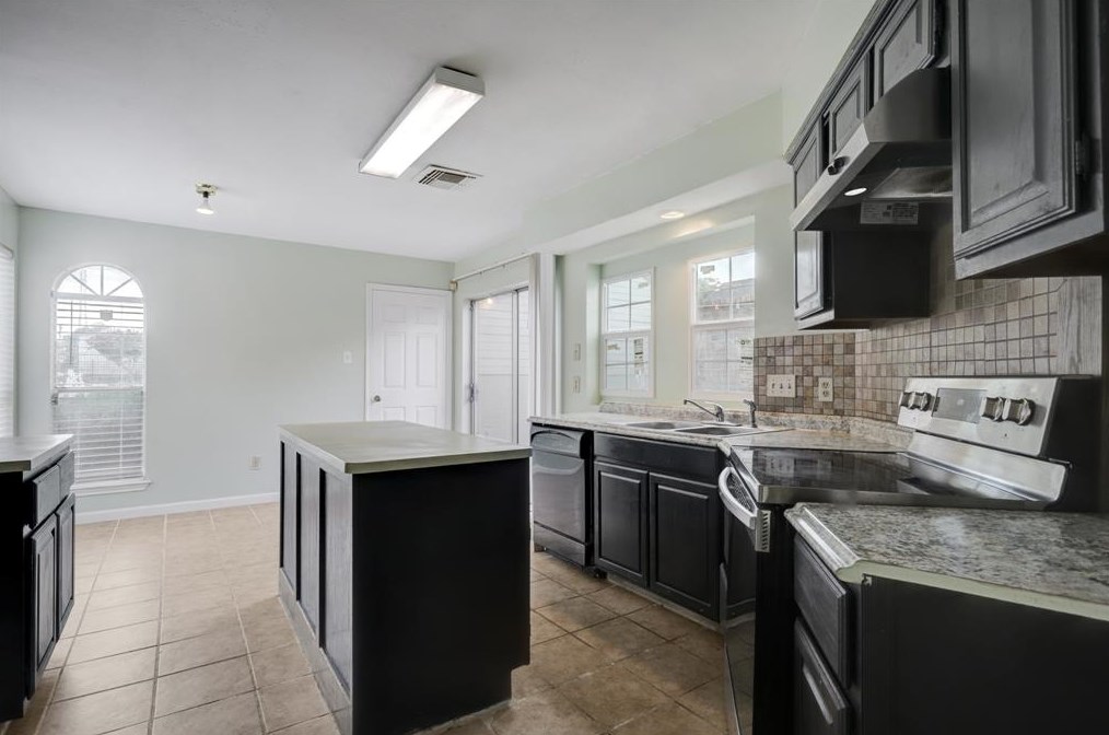 9006 Dawnridge Ln, Houston TX  77099-1989 exterior