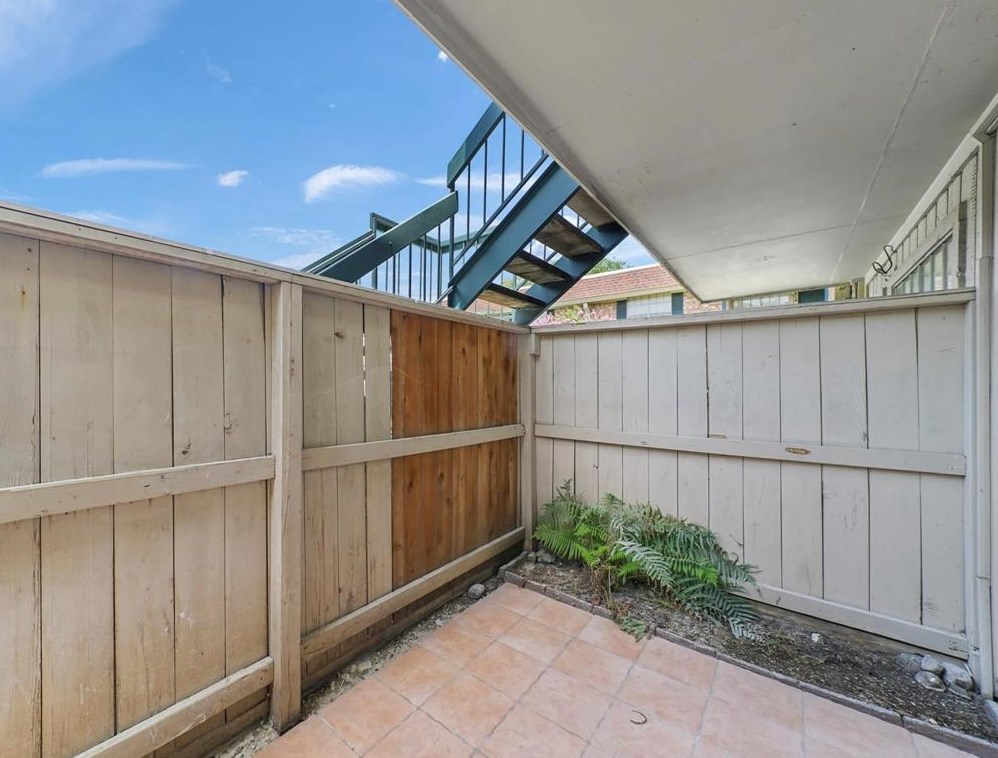 845 Augusta Dr, Houston TX 77057-2056 exterior