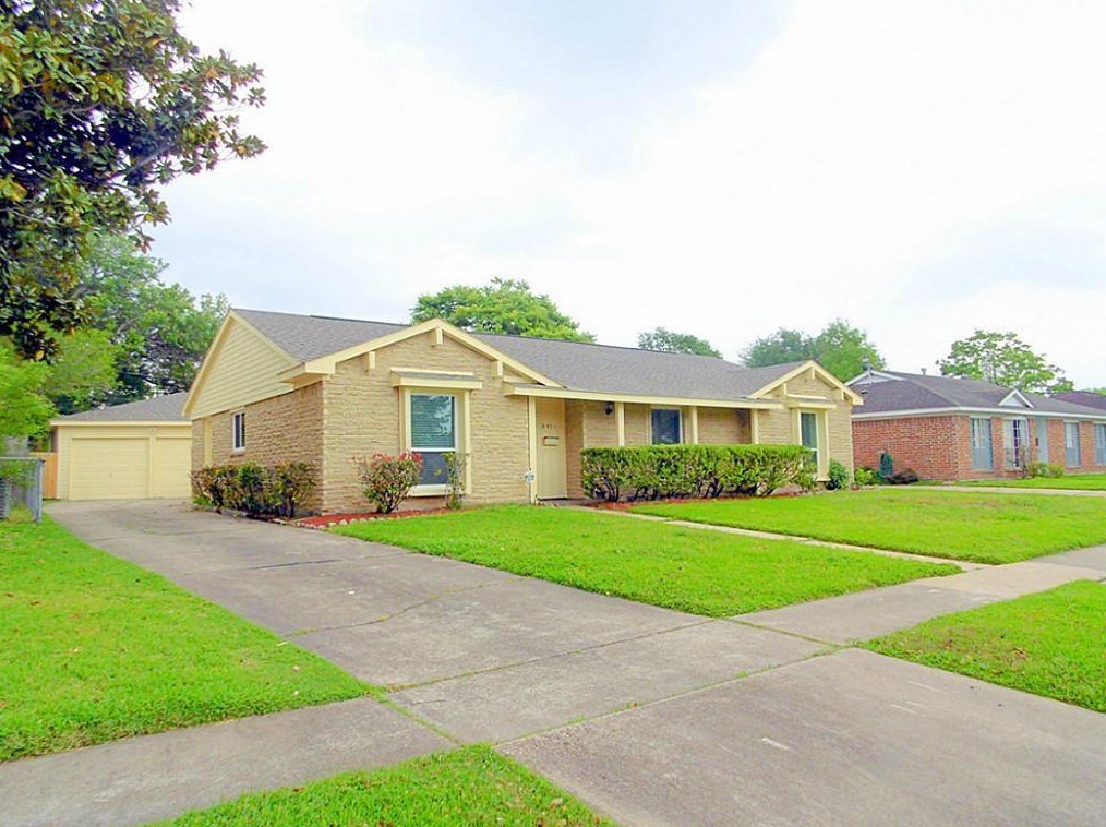 8914 Carvel Ln, Houston TX  77036-6124 exterior