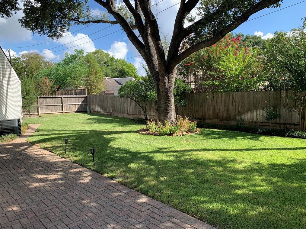 1619 Warwickshire Dr, Houston TX  77077-4122 exterior