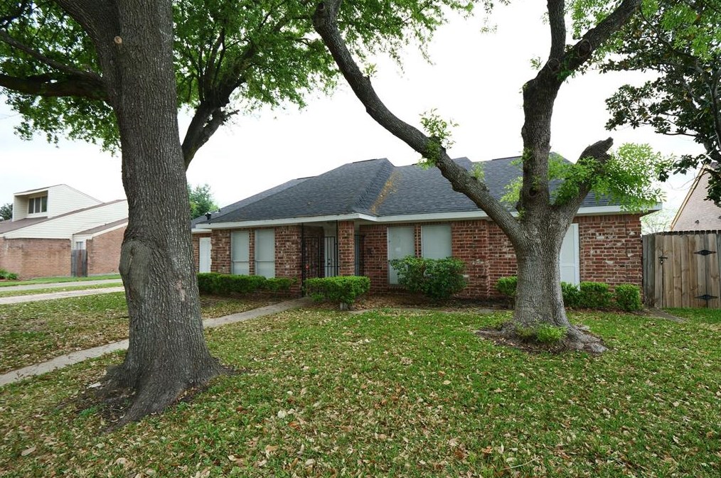 15214 Corona Del Mar Dr, Houston TX  77083-4310 exterior