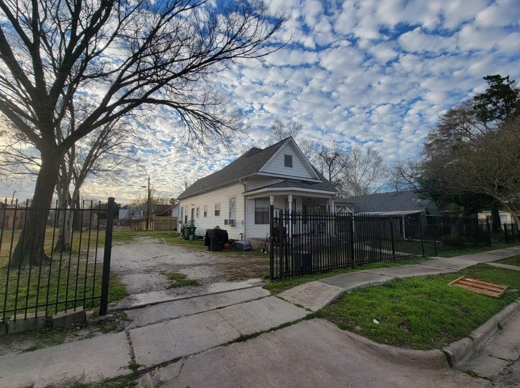 1905 Chapman St, Houston TX  77009-8210 exterior