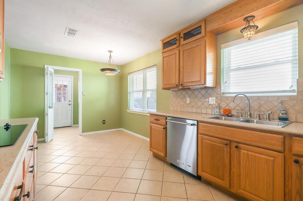 2807 Quincannon Ln, Houston TX 77043-1202 exterior