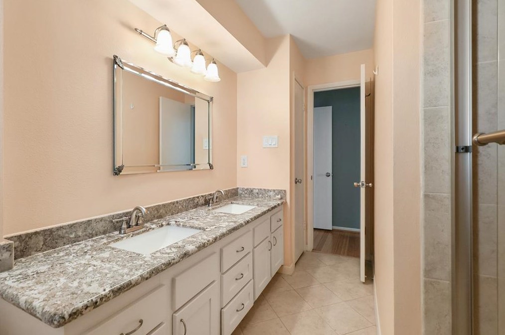 2807 Quincannon Ln, Houston TX 77043-1202 exterior