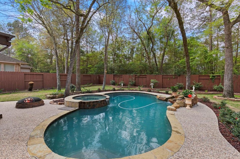 35 Peaceful Cyn Cir, Spring TX 77381-4487 exterior