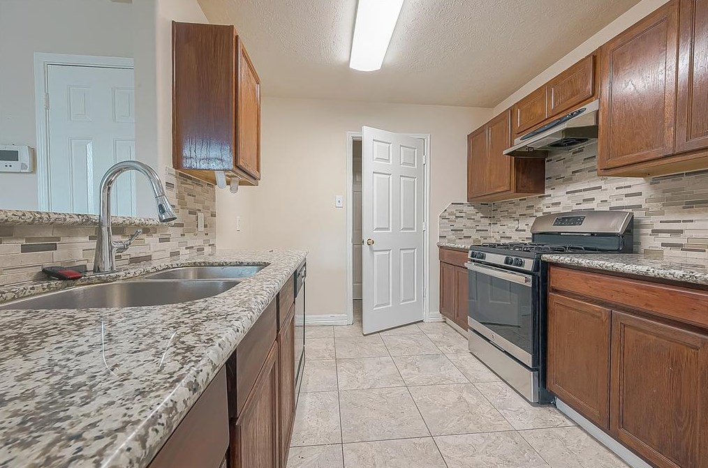 12654 Ashford Riv, Houston TX  77072-5663 exterior