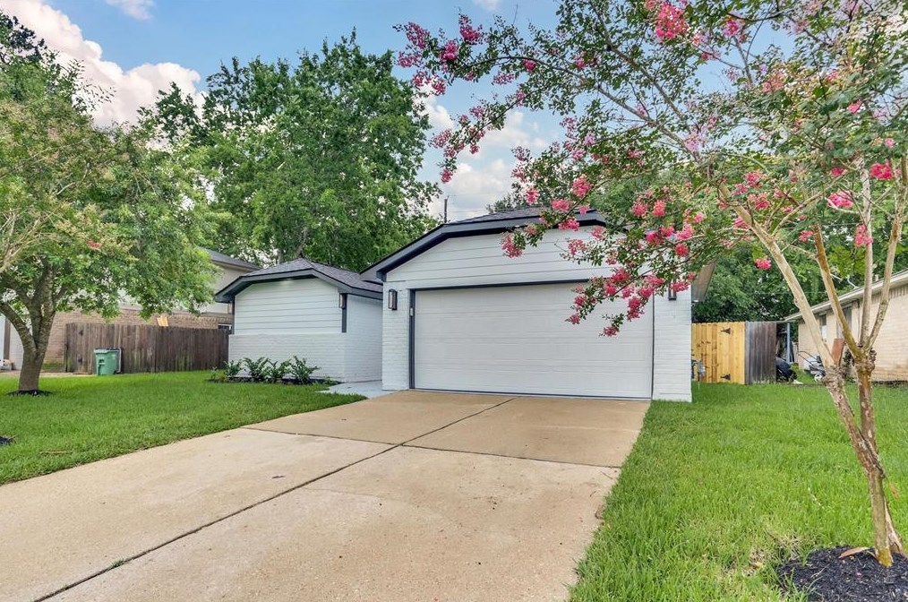 7426 Tetela Dr, Houston TX  77083-3609 exterior
