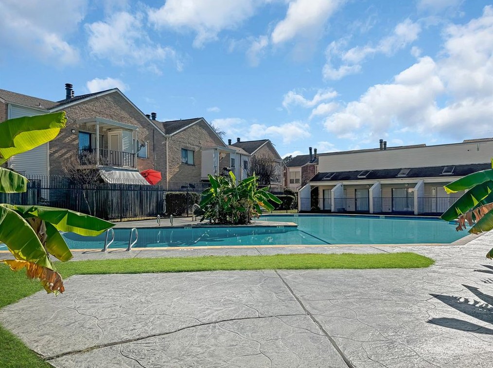 10124 Waterstone Dr, Houston TX  77042-5832 exterior