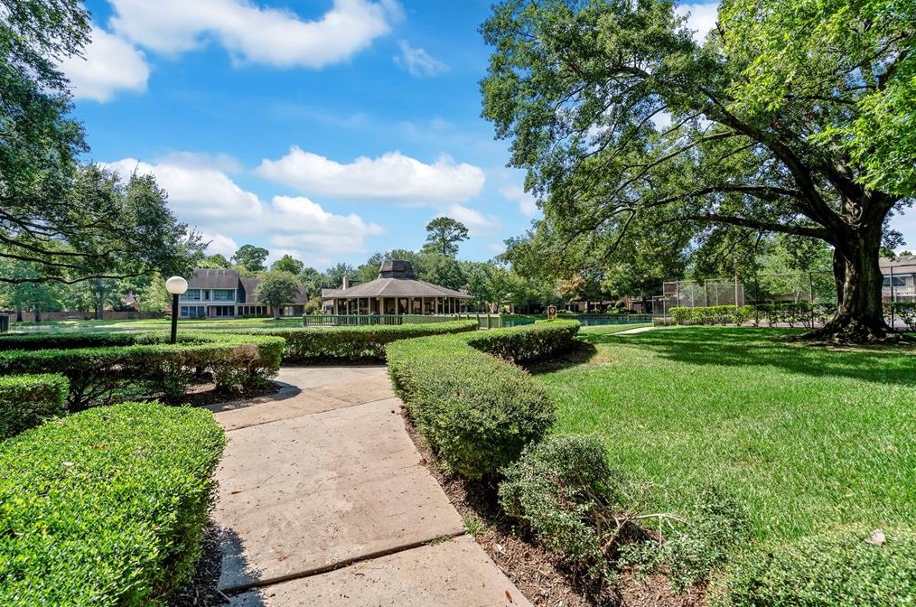 102 Old Brg Lk, Houston TX  77069-3465 exterior