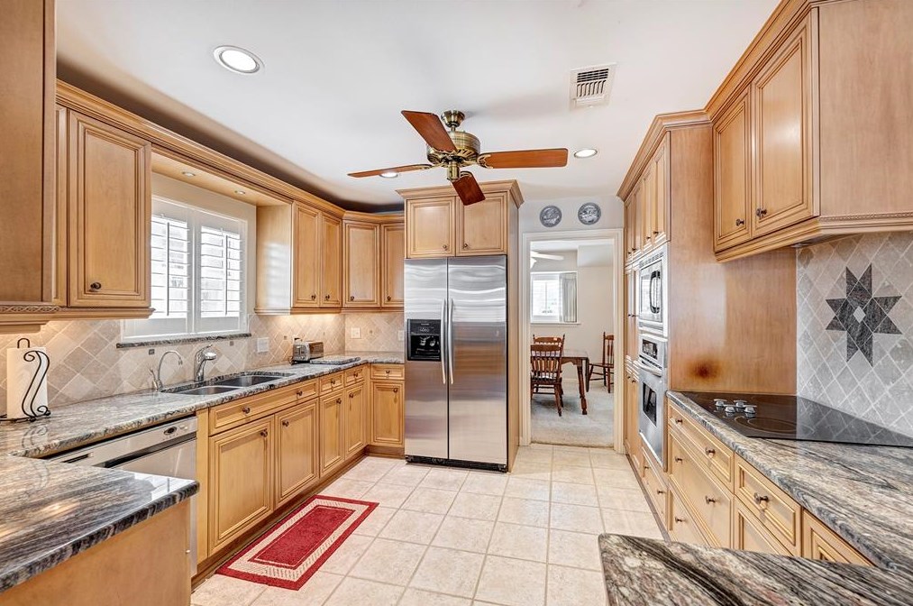 12102 Taylorcrest, Houston TX  77024-4245 exterior