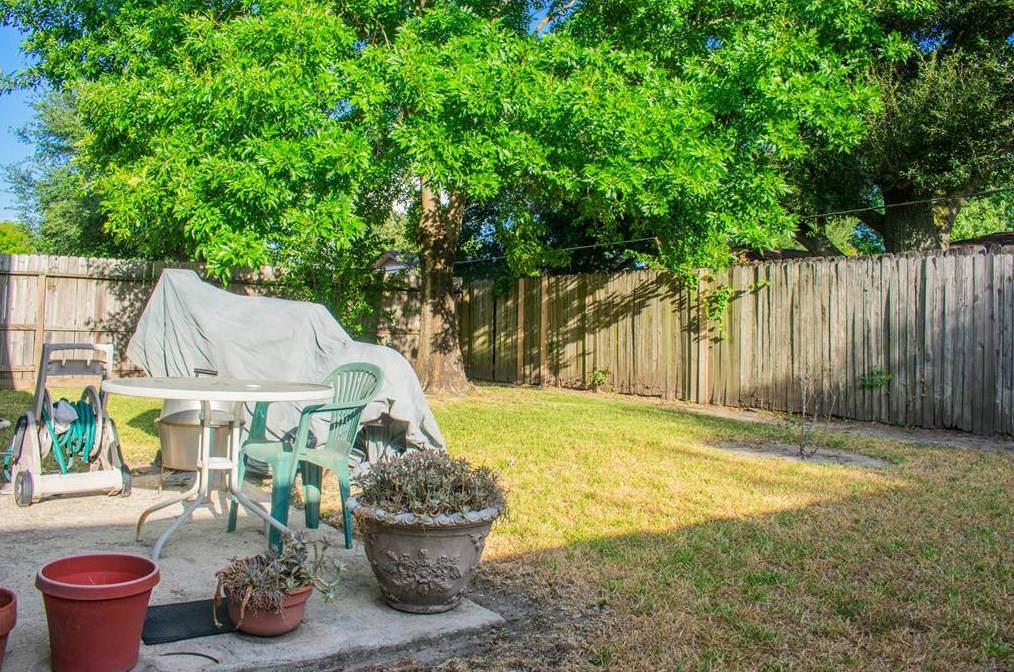 2651 Whitinham Dr, Houston TX  77067-1145 exterior