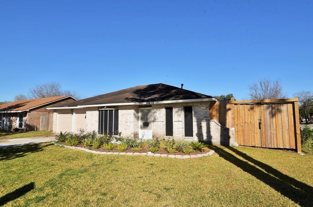 11602 Sharpview Dr, Houston TX  77072-2806 exterior