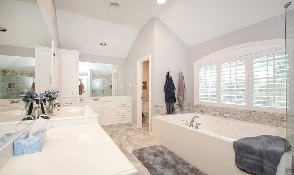 14418 Cindywood Dr, Houston TX  77079-6614 exterior