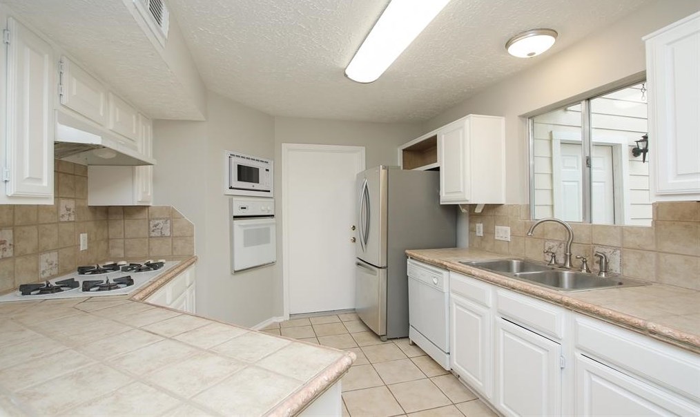 2103 Creekshire Dr, Sugar Land TX  77478-5221 exterior