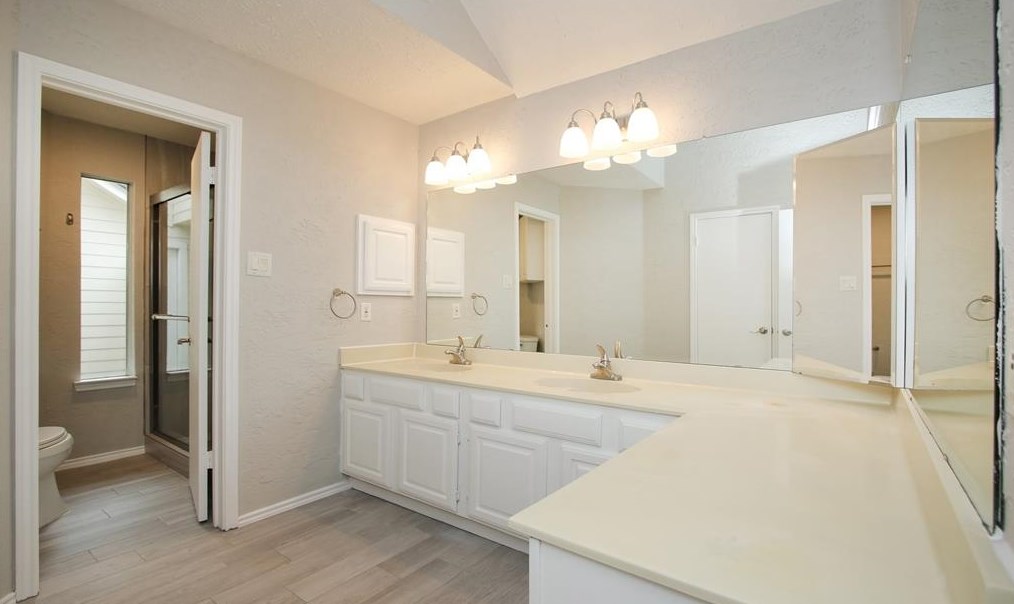 2103 Creekshire Dr, Sugar Land TX  77478-5221 exterior